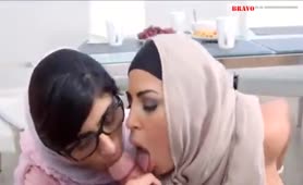 Mia Khalifa Porno - Er fickt zwei Muslimische Fauen