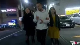 Europäer schleppt zwei sexy Japanerinnen zum Dreier ab